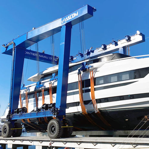 Travel lift controlado a distancia - BHT 300 - ABI TRAILERS - en U / con tracción en las cuatro ruedas / eléctrico