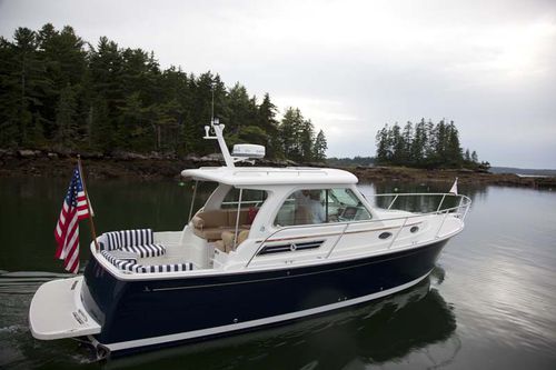 Cabin-cruiser intraborda - 30 - Back Cove Yachts - con hard-top / lobster