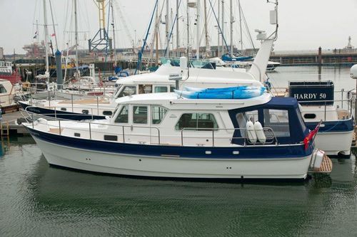Barco cabinado intraborda - HARDY 36DS - Hardy Marine - diésel / bimotor / de semidesplazamiento