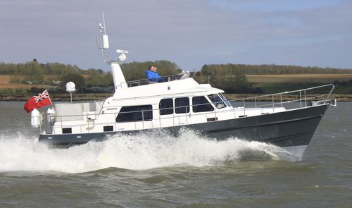 Barco cabinado intraborda - HARDY 42 - Hardy Marine - diésel / híbrido diésel-eléctrico / bimotor