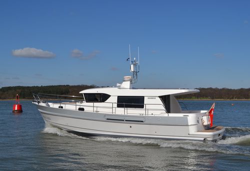 Barco cabinado intraborda - HARDY 40DS - Hardy Marine - diésel / de semidesplazamiento / con cockpit cerrado