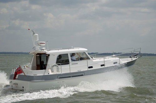Barco cabinado intraborda - HARDY 32DS - Hardy Marine - diésel / bimotor / de semidesplazamiento