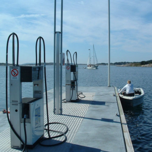 Estación de servicio flotante para puerto deportivo - FUEL STATION - SF MARINA