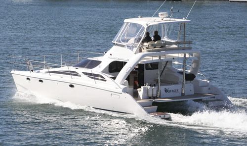 Barco cabinado catamarán - V1270 Freedom - Voyager Catamarans - intraborda / con fly / de pesca deportiva