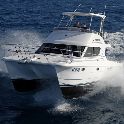 Barco cabinado catamarán - V1100 Discovery - Voyager Catamarans - intraborda / diésel / bimotor