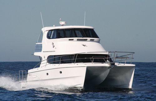 Barco cabinado catamarán - V1250 Conquest - Voyager Catamarans - intraborda / con fly cerrado / de pesca deportiva