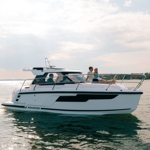 Cabin-cruiser fueraborda - 250 HT - Aquador - con hard-top / 7 personas máx. / con 1 camarote