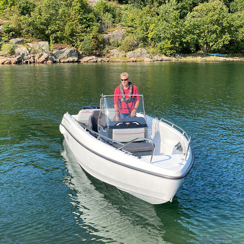 Barco open fueraborda - 550 R - Bella Boats Oy - con consola central / de esquí acuático / de pesca deportiva