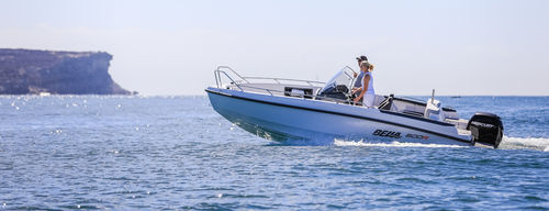 Barco open fueraborda - 600 R - Bella Boats Oy - con consola central / de esquí acuático / de pesca deportiva