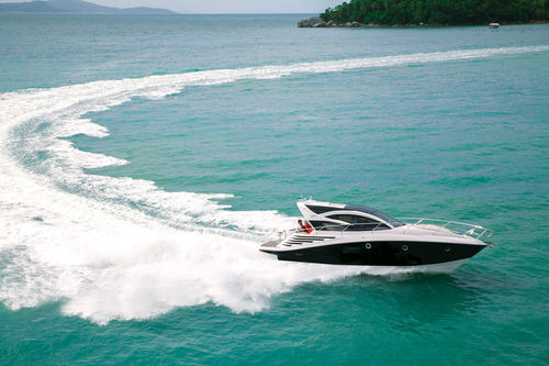 Barco cabinado intraborda - F400 GRAN COUPÉ - FIBRAFORT BOATS BRAZIL - con hard-top / 14 personas máx. / con 2 camarotes