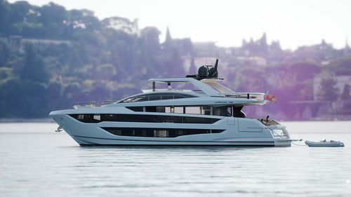 Yate a motor de deporte - 82 - Pearl Motor Yachts Limited - con fly / raised pilothouse / con 4 camarotes