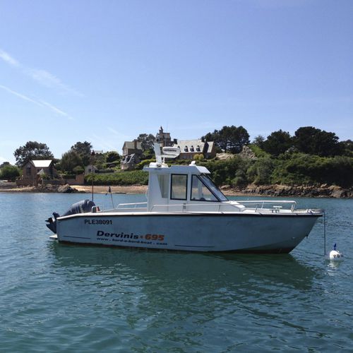 Cabin-cruiser fueraborda - DERVINIS 695 CAB - BORD A BORD - con cockpit cerrado / de aluminio / 8 personas máx.