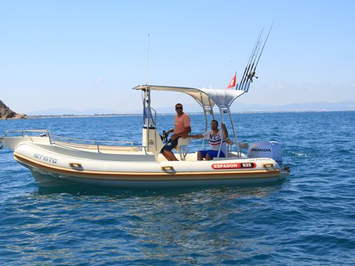 Embarcación neumática fueraborda - 625 PRO - ESPADON CONCEPT - semirrígida / con consola central / para la pesca