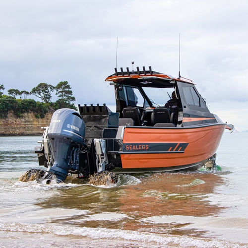Barco de motor de pesca-paseo fueraborda - 8.5M - Sealegs International Limited - con hard-top / de aluminio / con camarote