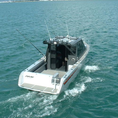 Cabin-cruiser intraborda - Cobra 750 - AMF Boat Company - con hard-top / con cockpit cerrado / de pesca deportiva