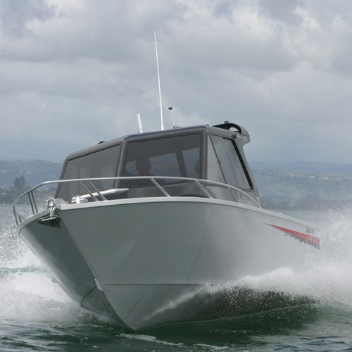 Cabin-cruiser intraborda - Cobra 850 - AMF Boat Company - con hard-top / con cockpit cerrado / de pesca deportiva