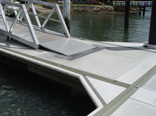 Revestimiento de pantalán de hormigón - Marina Dock Systems