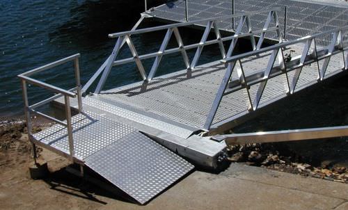 Pasarela para pantalán - Marina Dock Systems - de aluminio / con baranda