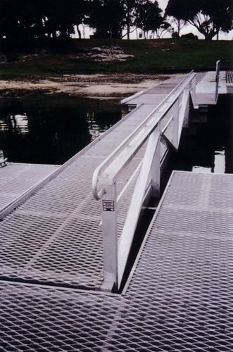 Pasarela para pantalán - Marina Dock Systems - de acero inoxidable / con baranda