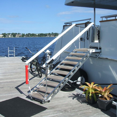 Escalera para yate - BOX ENCLOSURE - Mar Quipt - abatible / telescópica / de acceso a bordo