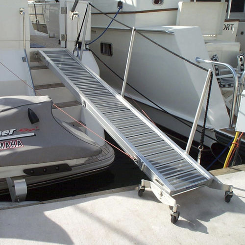 Pasarela para barco - EXTRUDED  - Mar Quipt - plegable / manual / de aluminio