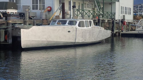 Yate de vela de crucero - GWENHWYFAR - INCAT - con cockpit cerrado / de aluminio / a medida