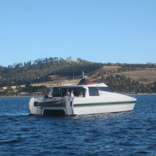 Yate a motor catamarán - SIXTY THREE - INCAT - de chárter / con hard-top / con caseta de timón