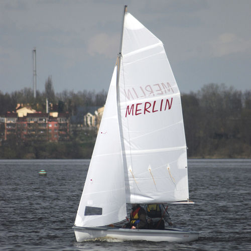 Barco de vela ligera individual - MERLIN - KAMA - para niños / doble / de recreo