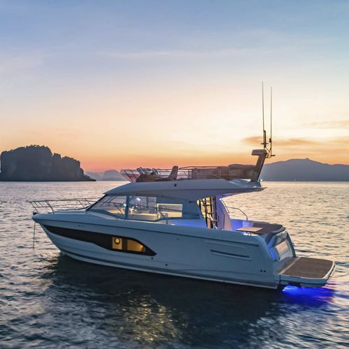 Barco cabinado con fly - 420 - Prestige Yachts - intraborda / bimotor / V-drive