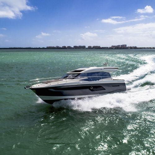 Yate a motor de crucero - 520S - Prestige Yachts - con hard-top / IPS / con 3 camarotes