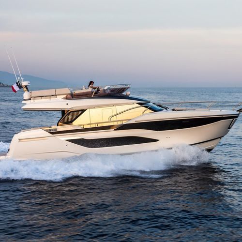 Barco cabinado con fly - F4.9 - Prestige Yachts - intraborda / bimotor / de crucero