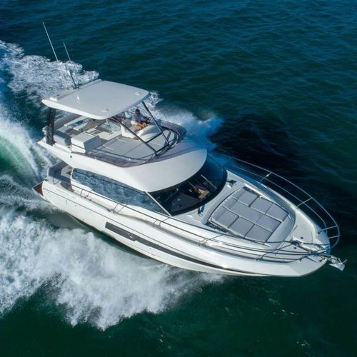 Barco cabinado intraborda - 460 - Prestige Yachts - bimotor / con fly / de crucero