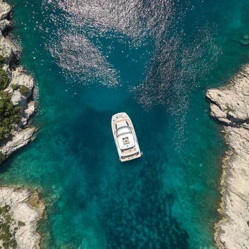 Yate a motor catamarán - M8 - Prestige Yachts - de crucero / con fly / intraborda