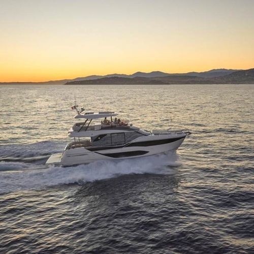 Yate a motor con fly - F5.7 - Prestige Yachts - de crucero / con hard-top / intraborda