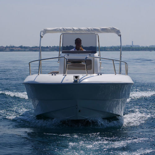 Barco open fueraborda - BRAVA 22  - Mingolla Cantiere Nautico srl - con consola central / 8 personas máx. / con solárium