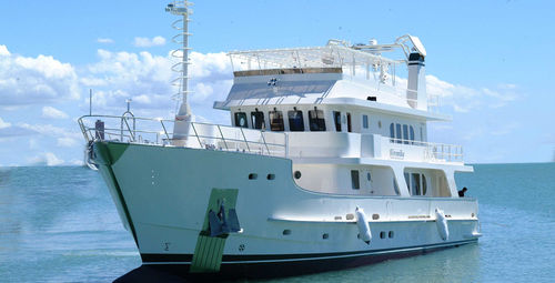 Yate a motor de crucero - M/Y Veronika - Inace - explorer / con caseta de timón / de desplazamiento