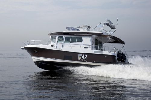 Barco cabinado intraborda - 42 - Linex-Boat Oy - bimotor / con fly / con caseta de timón
