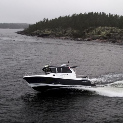 Barco cabinado intraborda - 28+ - Linex-Boat Oy - con caseta de timón / 8 personas máx. / con 2 camarotes