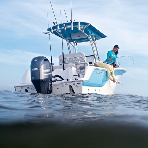 Barco open fueraborda - 228 COMMANDER - Sea Fox Boats - con consola central / de pesca deportiva / 8 personas máx.