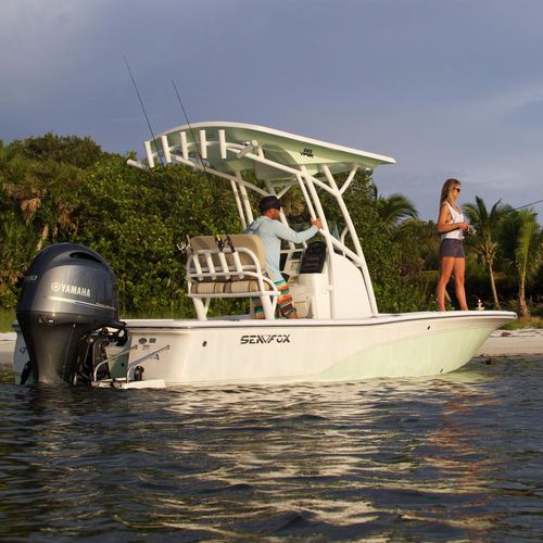 Bay boat fueraborda - 220 VIPER - Sea Fox Boats - con consola central / de pesca deportiva / 8 personas máx.