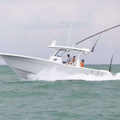 Barco open fueraborda - 368 COMMANDER - Sea Fox Boats - trimotor / con consola central / de pesca deportiva