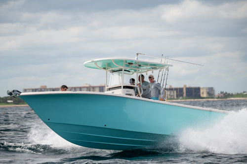 Barco open fueraborda - 30 HFC CC - Sea Chaser - con consola central / de fibra de vidrio