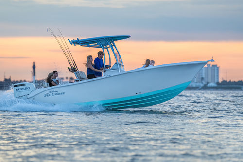 Barco open fueraborda - 22 HFC - Sea Chaser - con consola central / de pesca deportiva / de fibra de vidrio