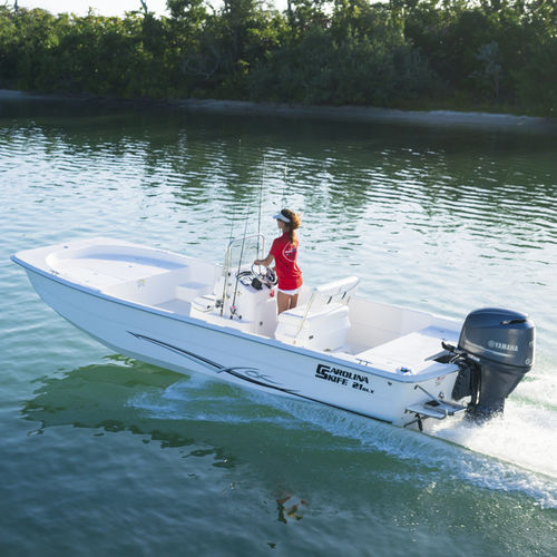 Barco open fueraborda - 1780 DLX - Sea Chaser - con consola central / de pesca deportiva / 9 personas máx.