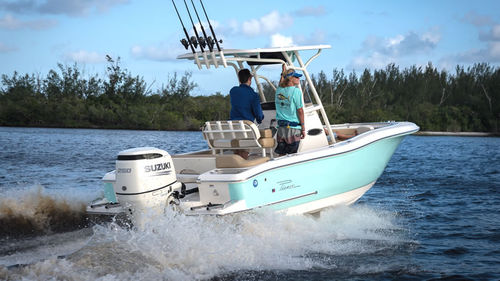 Barco open fueraborda - Islander 222 - PIONEER BOATS - con consola central / para la pesca / 10 personas máx.
