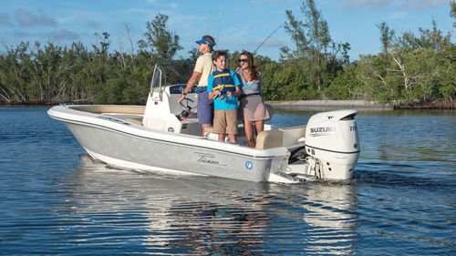 Barco open fueraborda - Islander 180 - PIONEER BOATS - con consola central / de pesca deportiva / 6 personas máx.