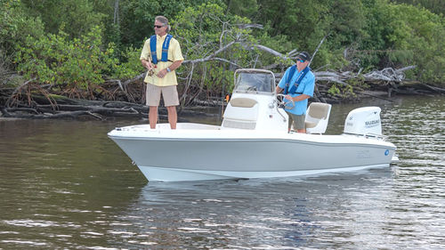 Bay boat fueraborda - BAY SPORT 175 - PIONEER BOATS - con consola central / open / de pesca deportiva