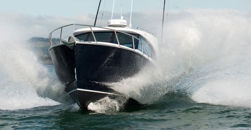Barco cabinado intraborda - CUSTOM 950 - Dickey Boats Limited - con fly cerrado / con hard-top / de pesca deportiva