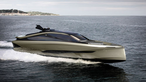 Yate a motor offshore - METEOR - Van der Valk Shipyard - clásico / con hard-top / con 3 camarotes
