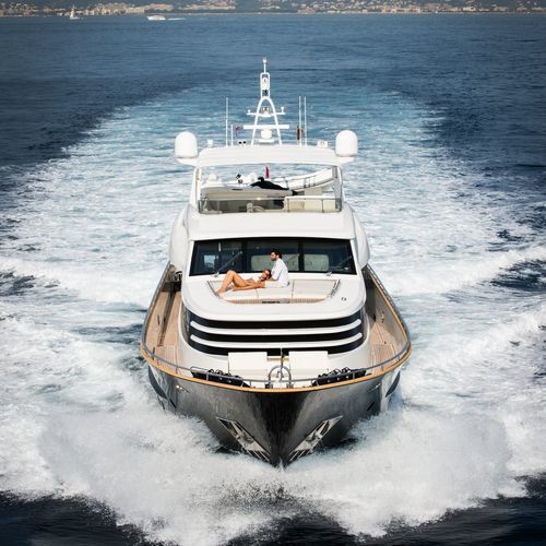 Yate a motor de crucero - MR MAVERICK - Van der Valk Shipyard - clásico / con fly / con 4 camarotes